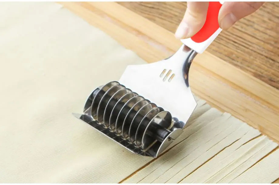 QueenTime слайсер для раскатки теста из нержавеющей стали ручной острый резак для лапши роликовый нож для приготовления макаронных изделий кухонный инструмент для выпечки кондитерских изделий