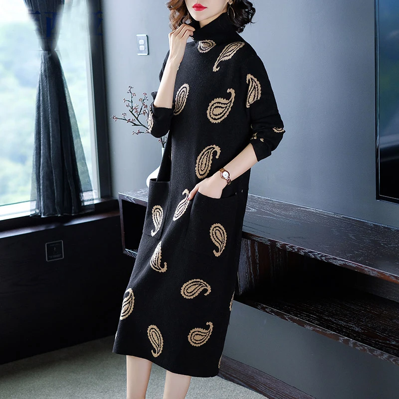 Женское трикотажное платье-свитер с высоким воротником и принтом | Женская