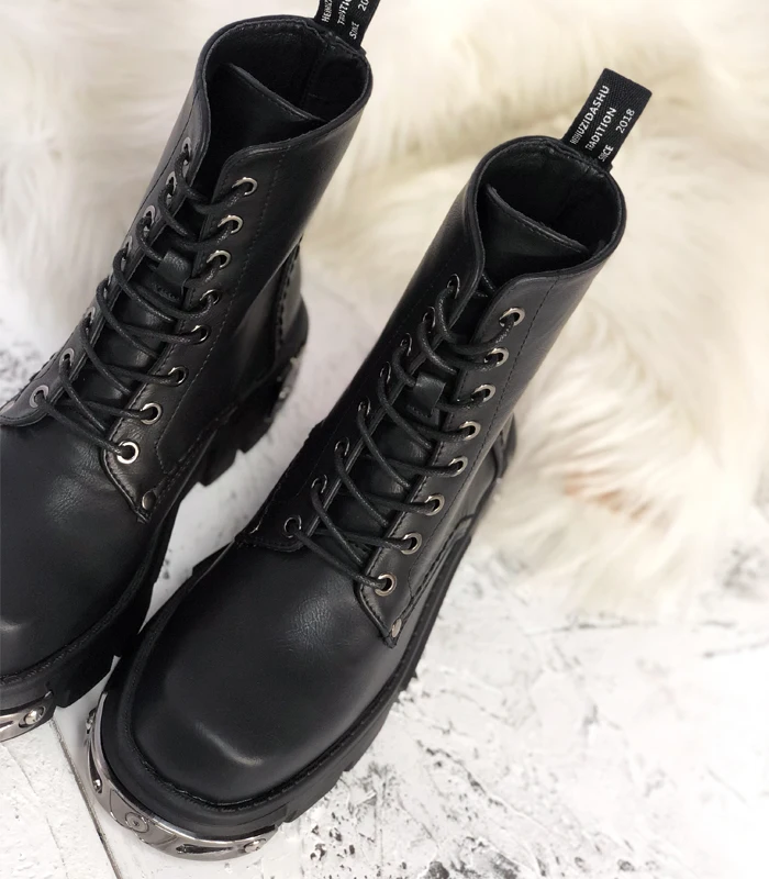 Women Black Motorcycle Boots Metal Decor Thich Bottom Shoes Lace Up Punk Shoes Fashion Microfiber Leather Casual Ankle Boots New