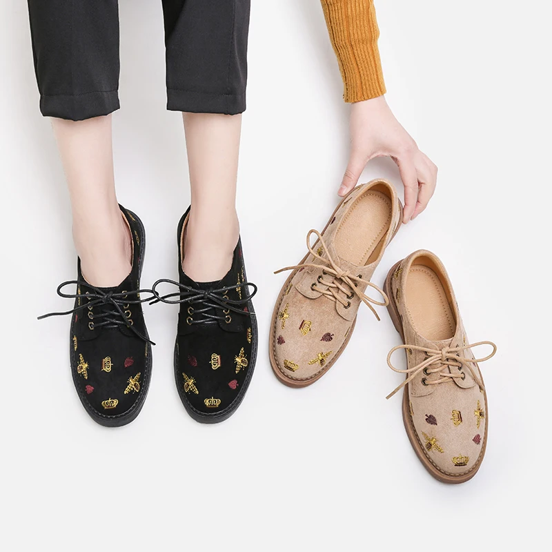Новинка года; замшевые туфли-оксфорды с вышивкой Honeybee для женщин; женская обувь из натуральной кожи в британском стиле; женская обувь на плоской подошве