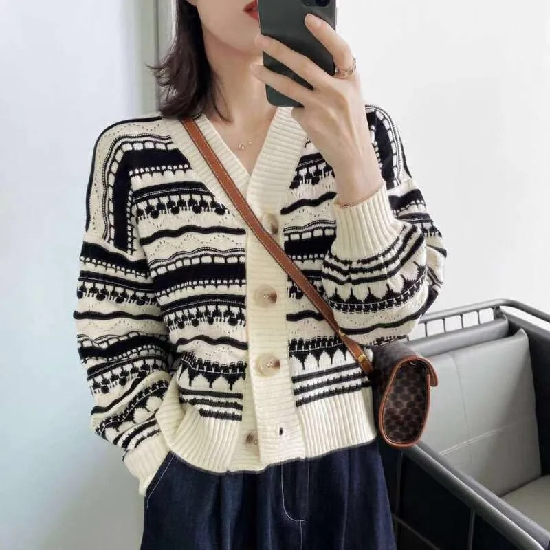 

New Women's Long-sleeved Knitted Cardigan V-neck Button Placket Loose Sweater Autumn / Winter Street Wear Lady Party Wear