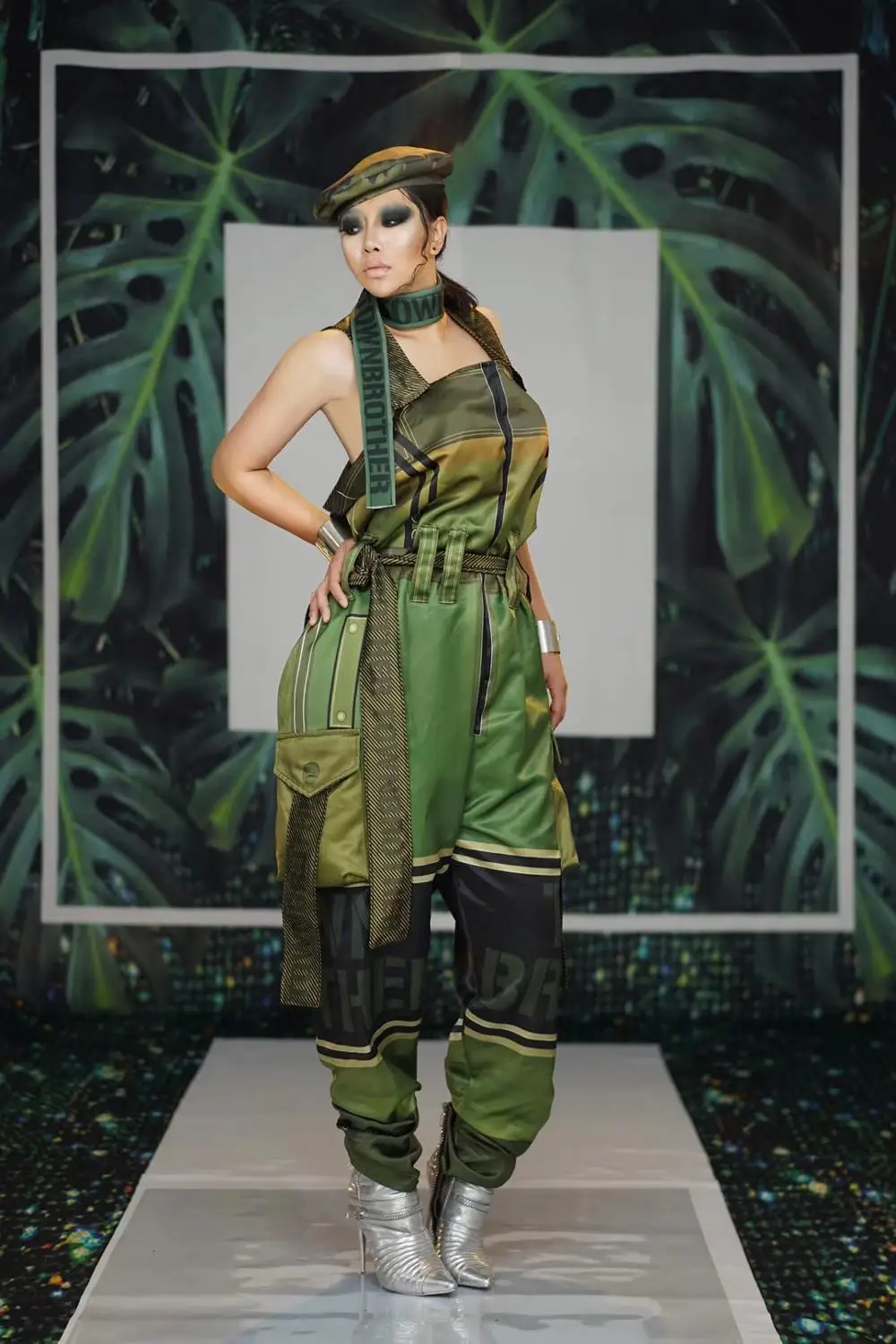 

Women Camisole Jumpsuits Catsuits Green Military Style Women Stage Suspenders Female Performance Travel Party New Loose Rompers