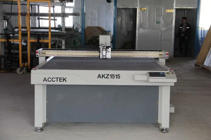 Китай ЧПУ AccTek вибрирующий нож для резки AKZ1515 с сервоприводом для неметаллических кожаных бумажных карт PU