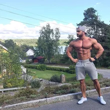 Новые стильные мужские спортивные шорты для занятий фитнесом, летние облегающие дышащие шорты для бега