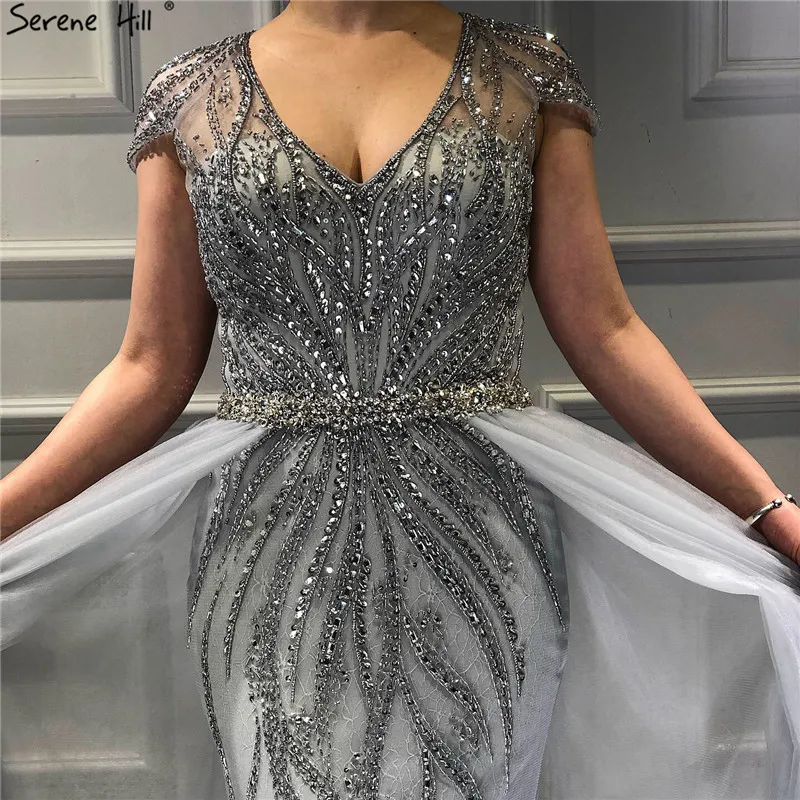 Женское вечернее платье с коротким рукавом серое блестками расшитое бисером