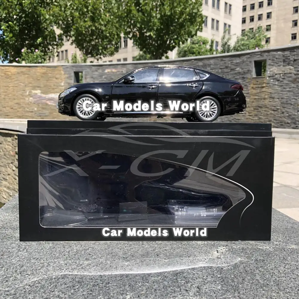 Литая под давлением модель автомобиля для Q70L 1:18+ маленький подарок