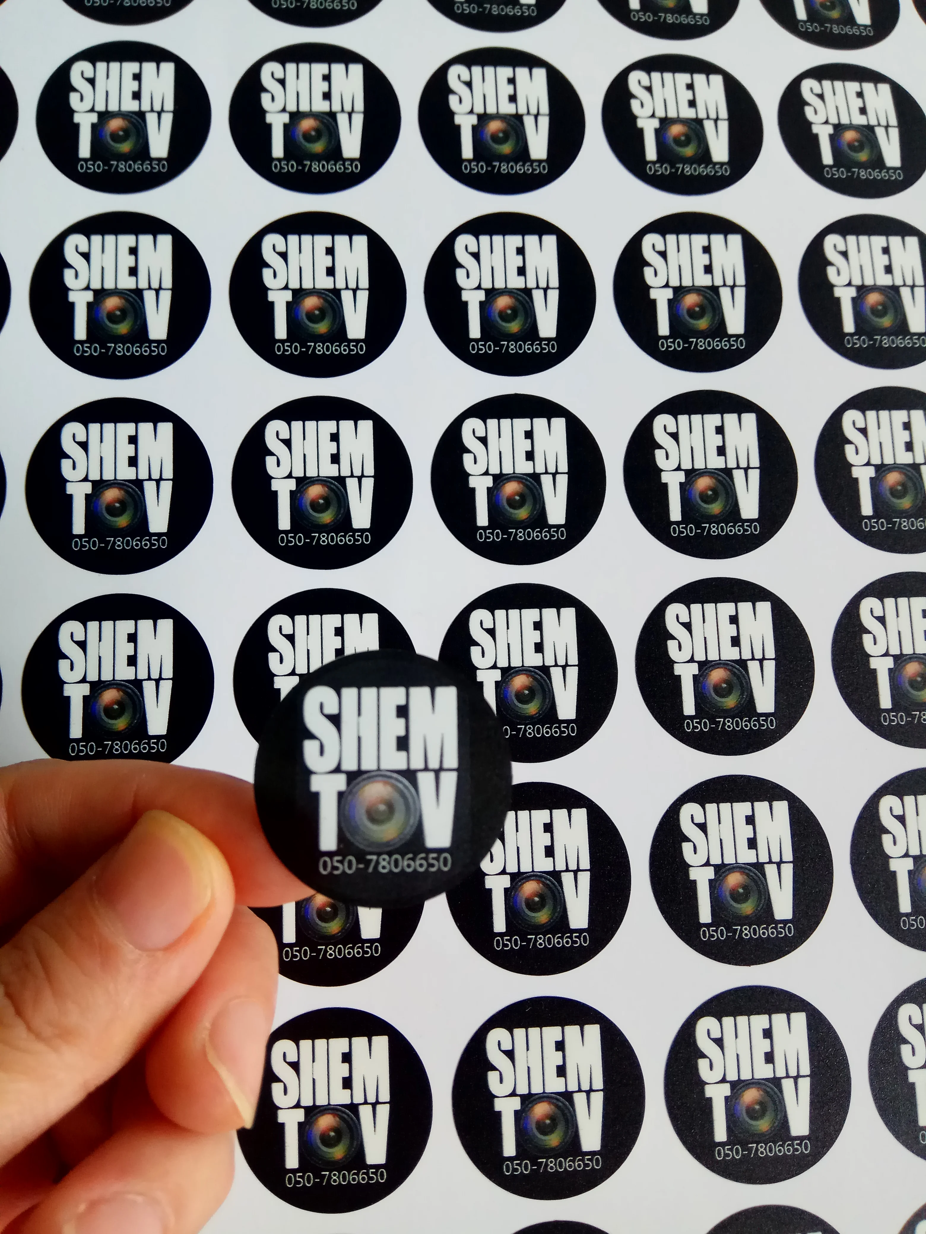 

Customized logo Vinyl sticker labee printing with white color UV pritning