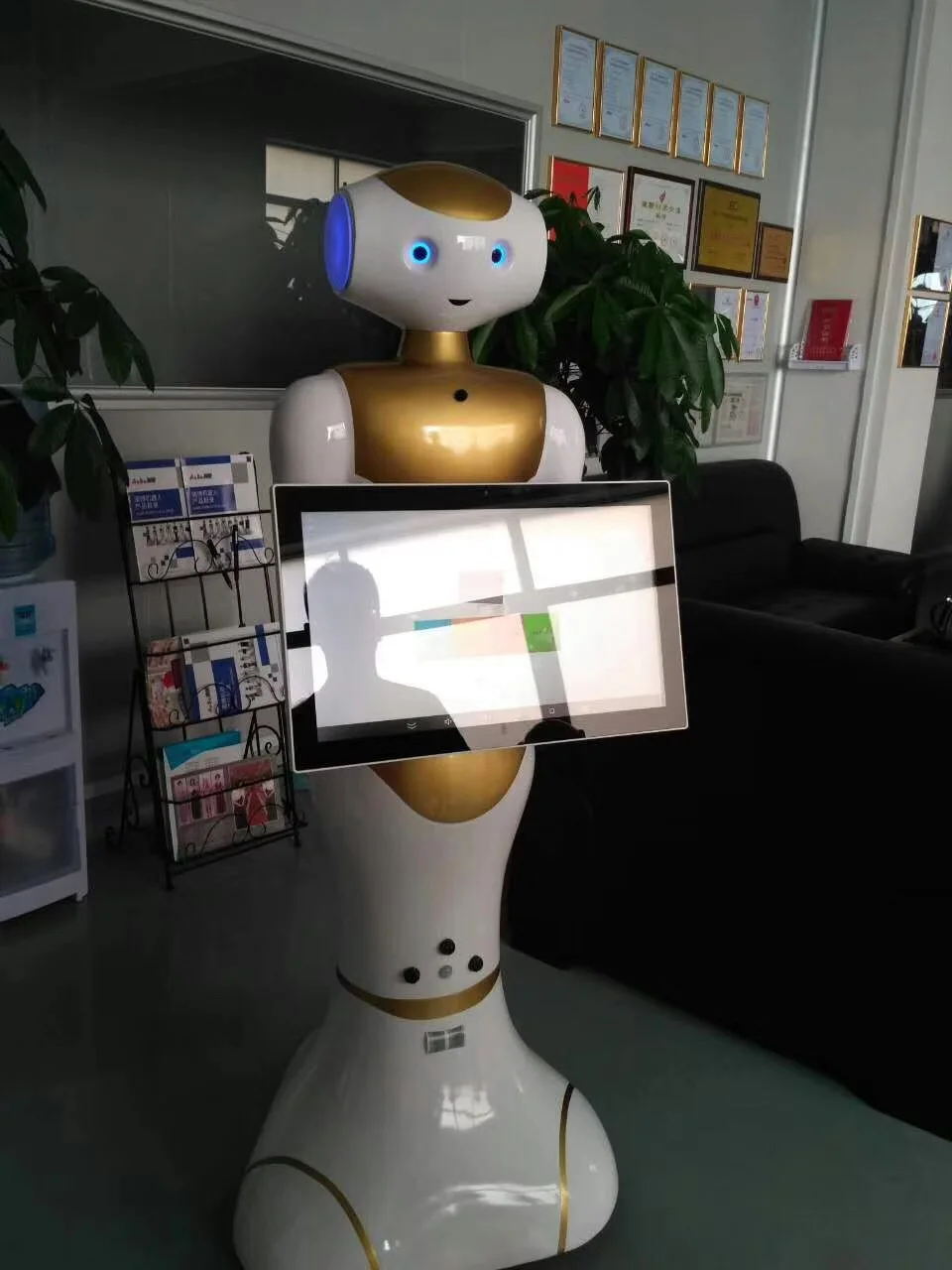 Wifi 4G Bluetooth smart Humanoid сервис робот-Регистратор