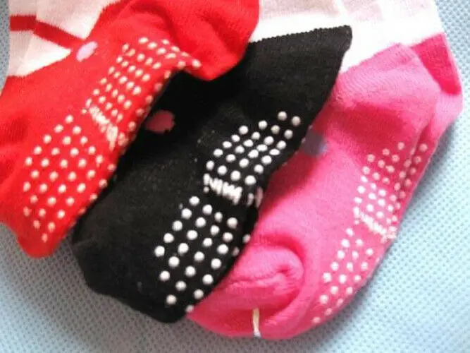 Нескользящие носки унисекс для новорожденных, 3 цвета яркие носки для детей 6-24 месяцев, хлопковые впитывающие пот дышащие носки