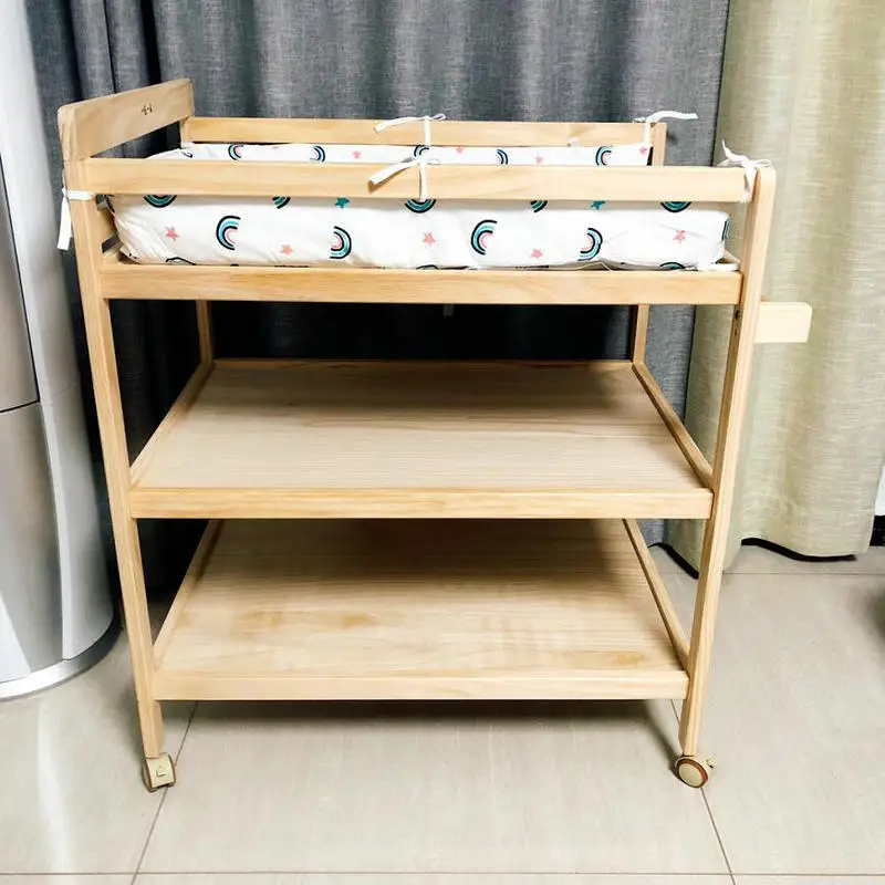 Table à langer fonctionnelle en bois avec étagères et roulettes