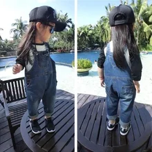 В Корейском стиле для девочек-Стиль стиль весна Костюмы для маленьких девочек 1-2-3-4 лет, для младенцев 5 детей Повседневное ковбойские подтяжки брюки Модный комплект одежды