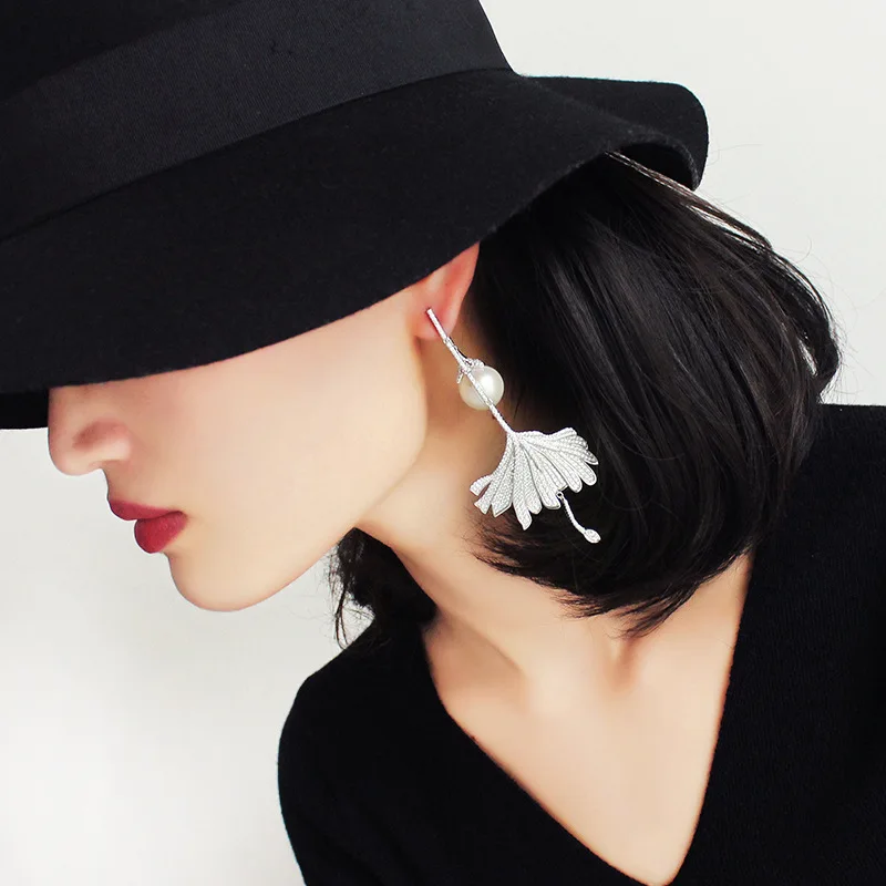 

Exaggerated personality micro zircon fan earrings with a dual purpose pearl 925 silver needle drop for women