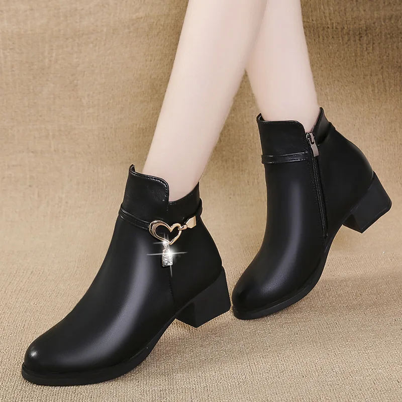 

2019 New Warm Plush Winter Boots Solid Leather Martin Boots Crystal Heart Metal Buckle Plus Size Ankle Boots Women Shoes Woman