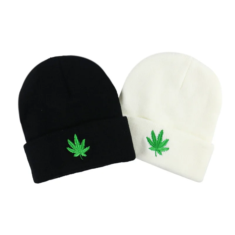 the new Europe and the United States male ms maple leaf embroidered knitted cap sleeve head cap hip-hop wool hat