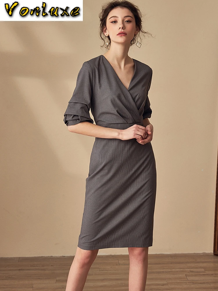 Женское офисное платье карандаш средней длины серое облегающее классическое в