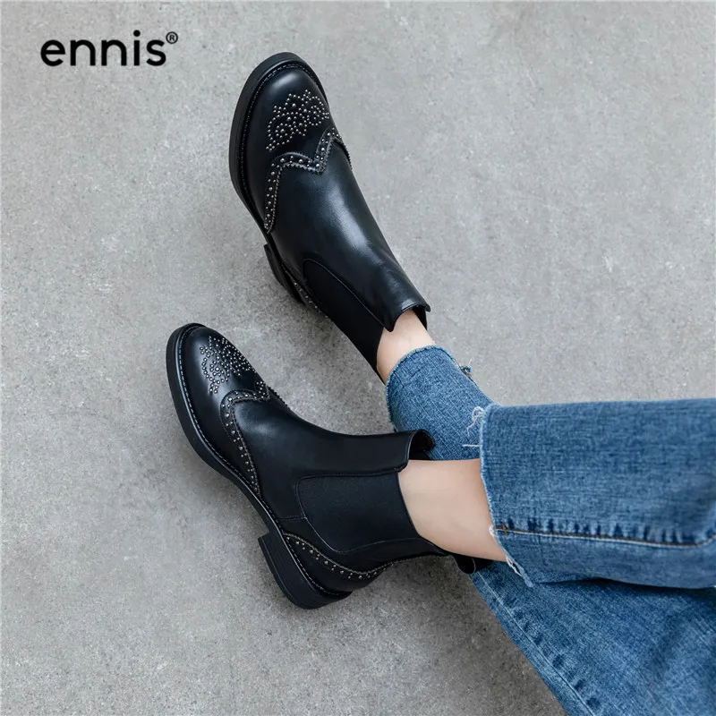 ENNIS/брендовые черные ботинки «Челси»; женские ботинки с заклепками; ботильоны из натуральной кожи; женская обувь на низком каблуке; сезон осень-зима; A9223