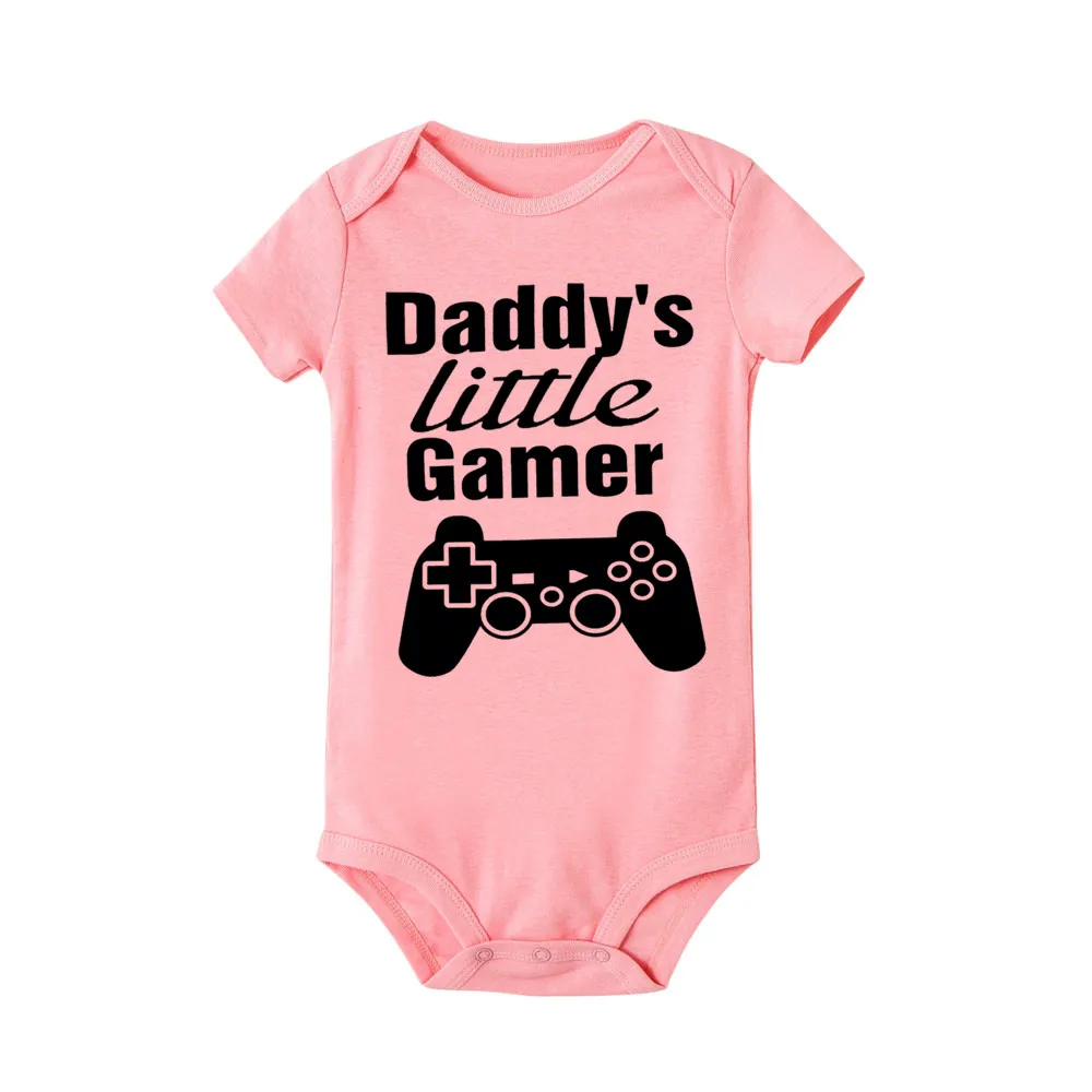 Daddy's Little Gamer/комбинезон для новорожденных мальчиков и девочек; летний хлопковый детский пляжный костюм с короткими рукавами и буквенным принтом для малышей - Цвет: Розовый