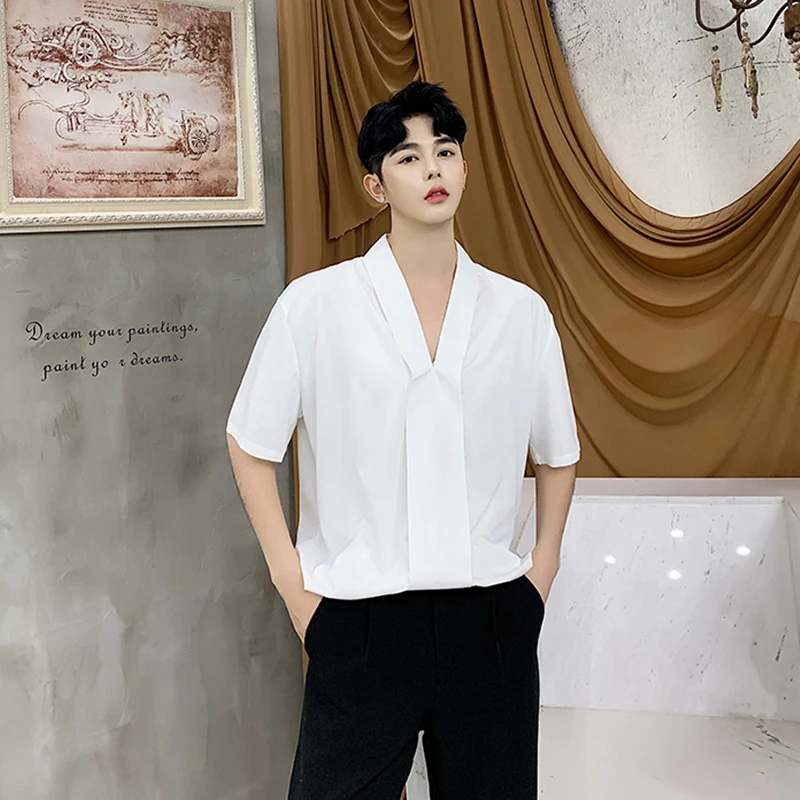 

Мужская футболка с коротким рукавом и V-образным вырезом