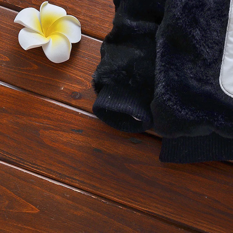 4573078060_1702989597