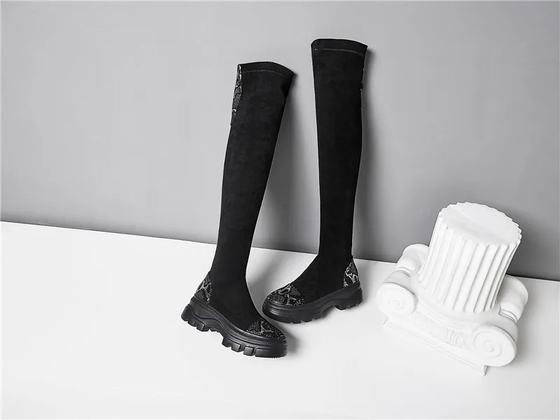 FEDONAS/женские сапоги из флока на плоской платформе; обувь для выпускного вечера; пикантные женские сапоги черного цвета; теплые женские сапоги выше колена