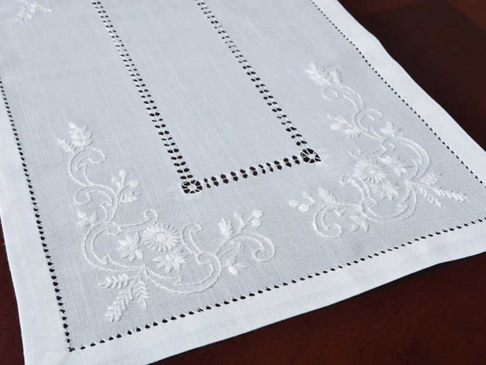 Eleganter Tischläufer mit Hohlsaum, speziell behandeltes Polyester, Leinen-Optik & waschbar, Kamille – Detail 2