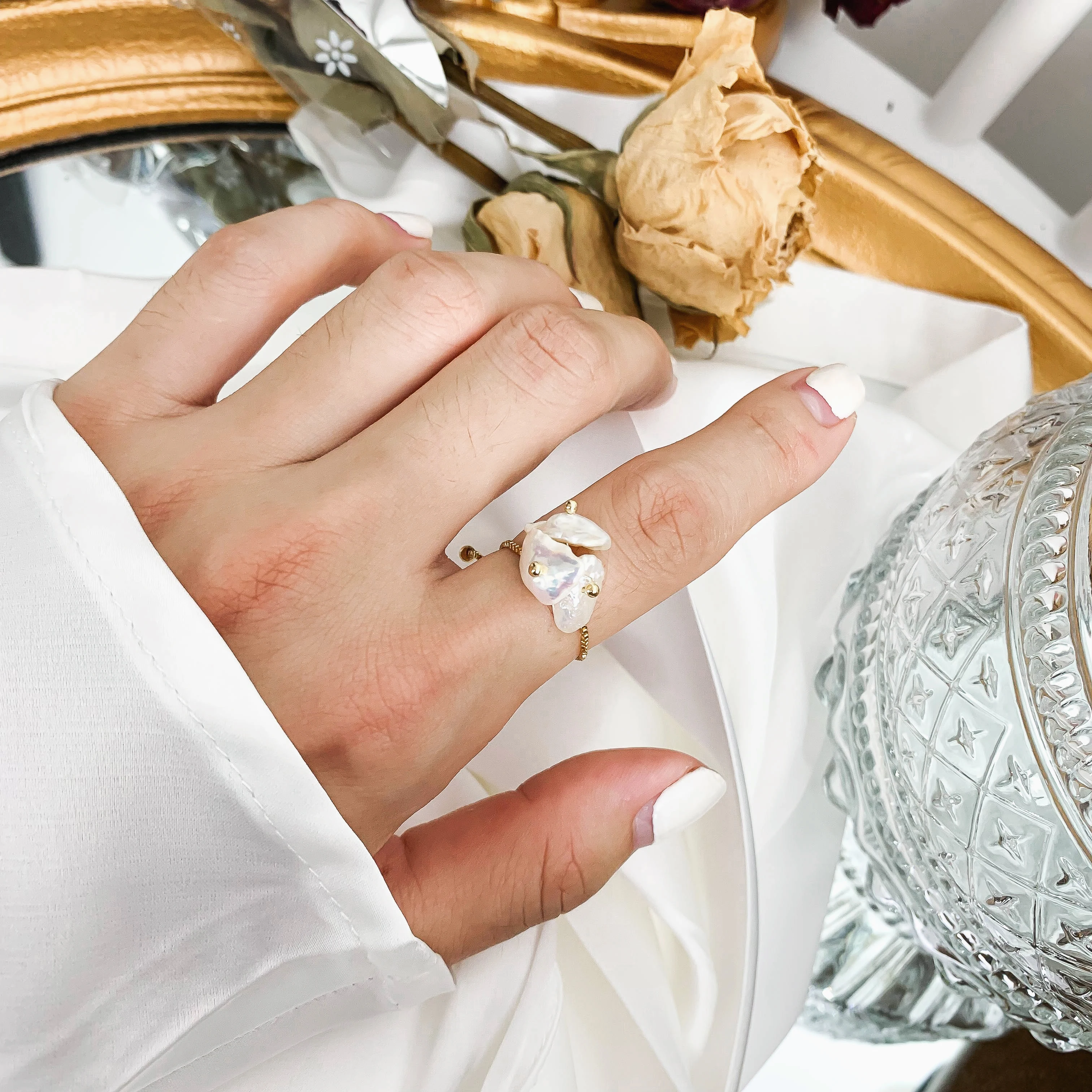 

HUANZHI 2019 New Sweet Elastic Stretchable Shell Flower Cluster Gold Metal Beads Ring Finger Rings for Women Girls Party Gifts