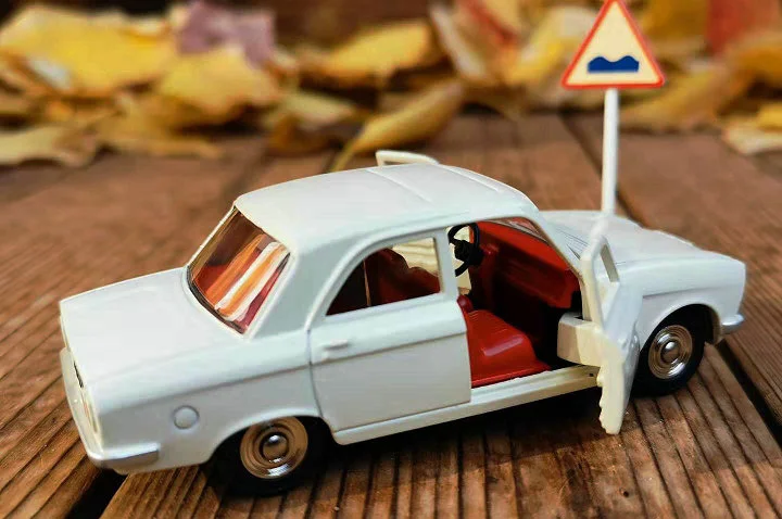 Из печатной 1:43 винтажная модель автомобиля из сплава 304 дверь может быть открытая винтажная машина