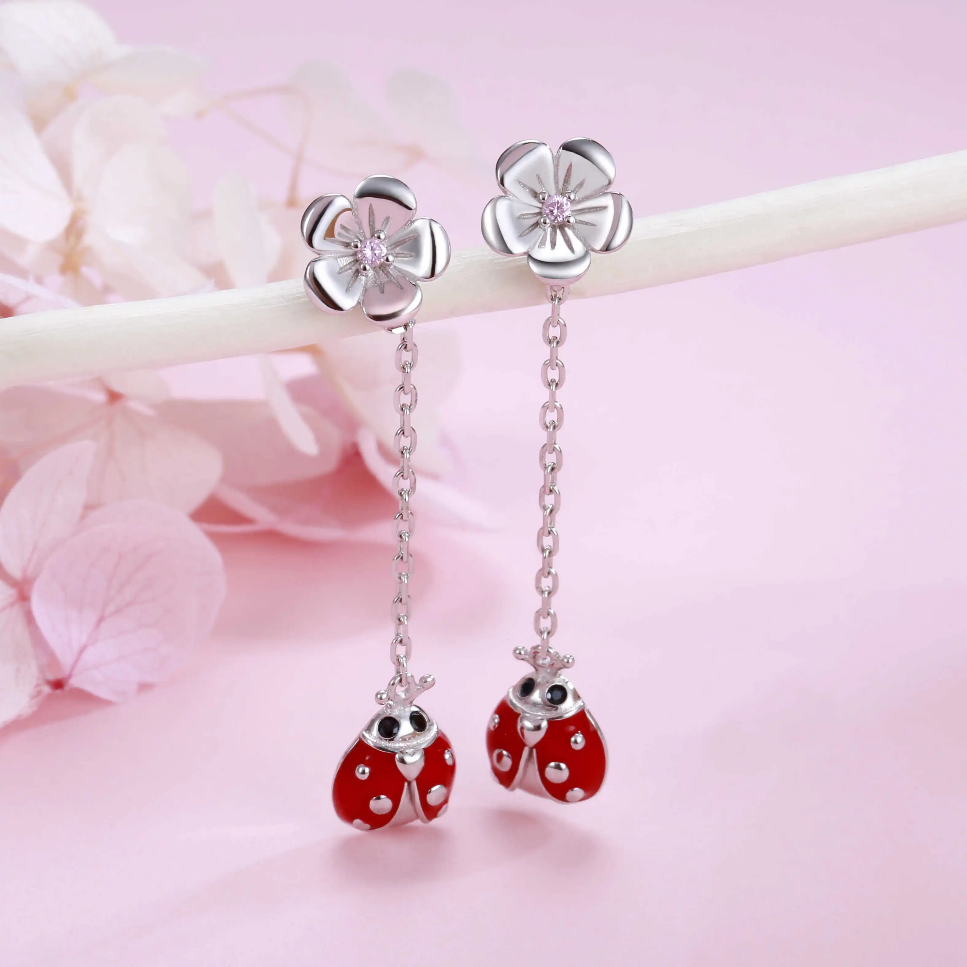 Горячая Распродажа, 925 пробы, Серебряный цветок маргаритки, красная эмалевая божья коровка, длинные серьги-гвоздики с животными для женщин, хорошее ювелирное изделие, подарок