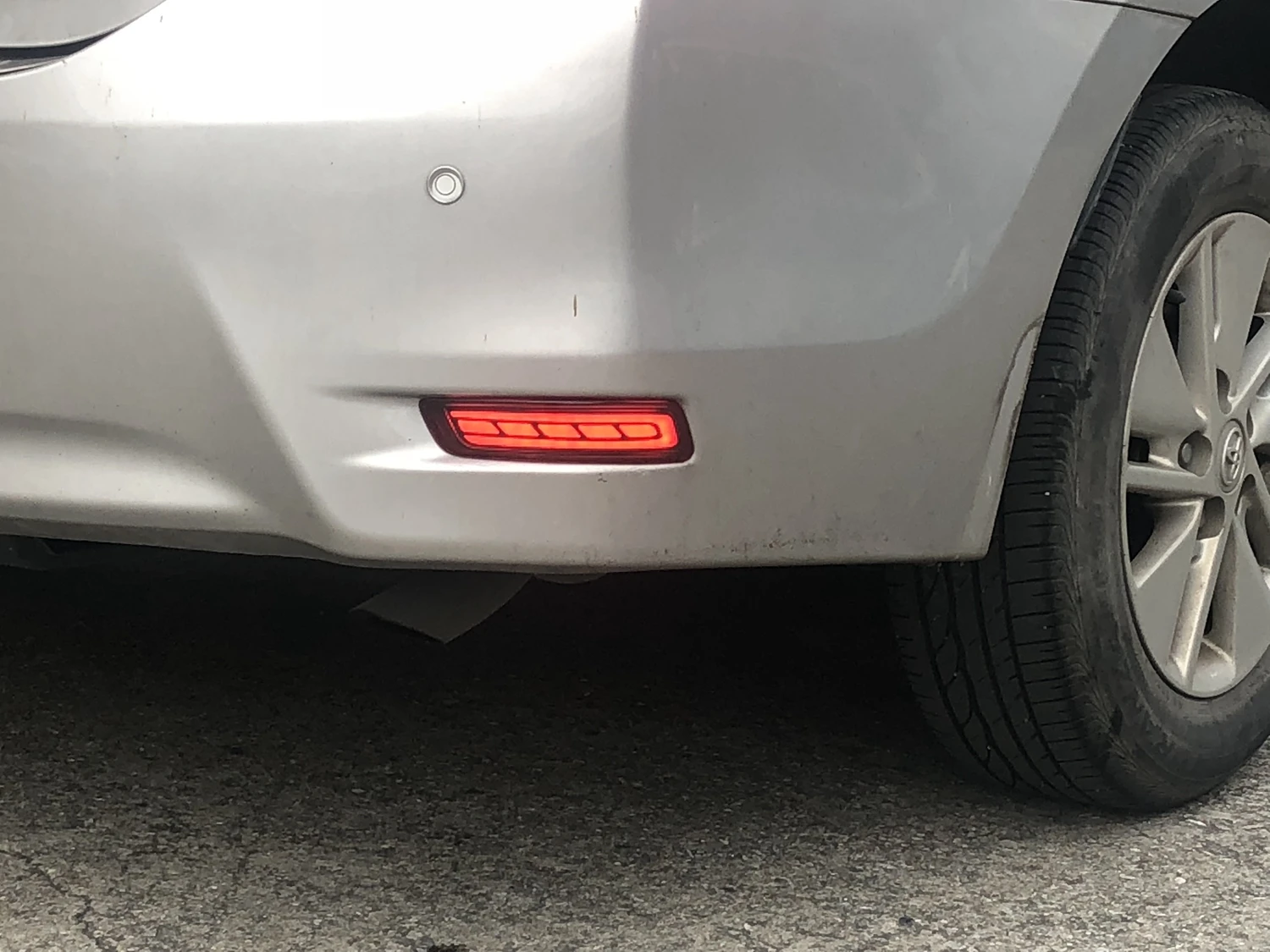 Светодиодный светильник-отражатель заднего бампера для Toyota corolla Altis-,(Функция как светильник для вождения, тормозной светильник, динамический Поворотный Светильник