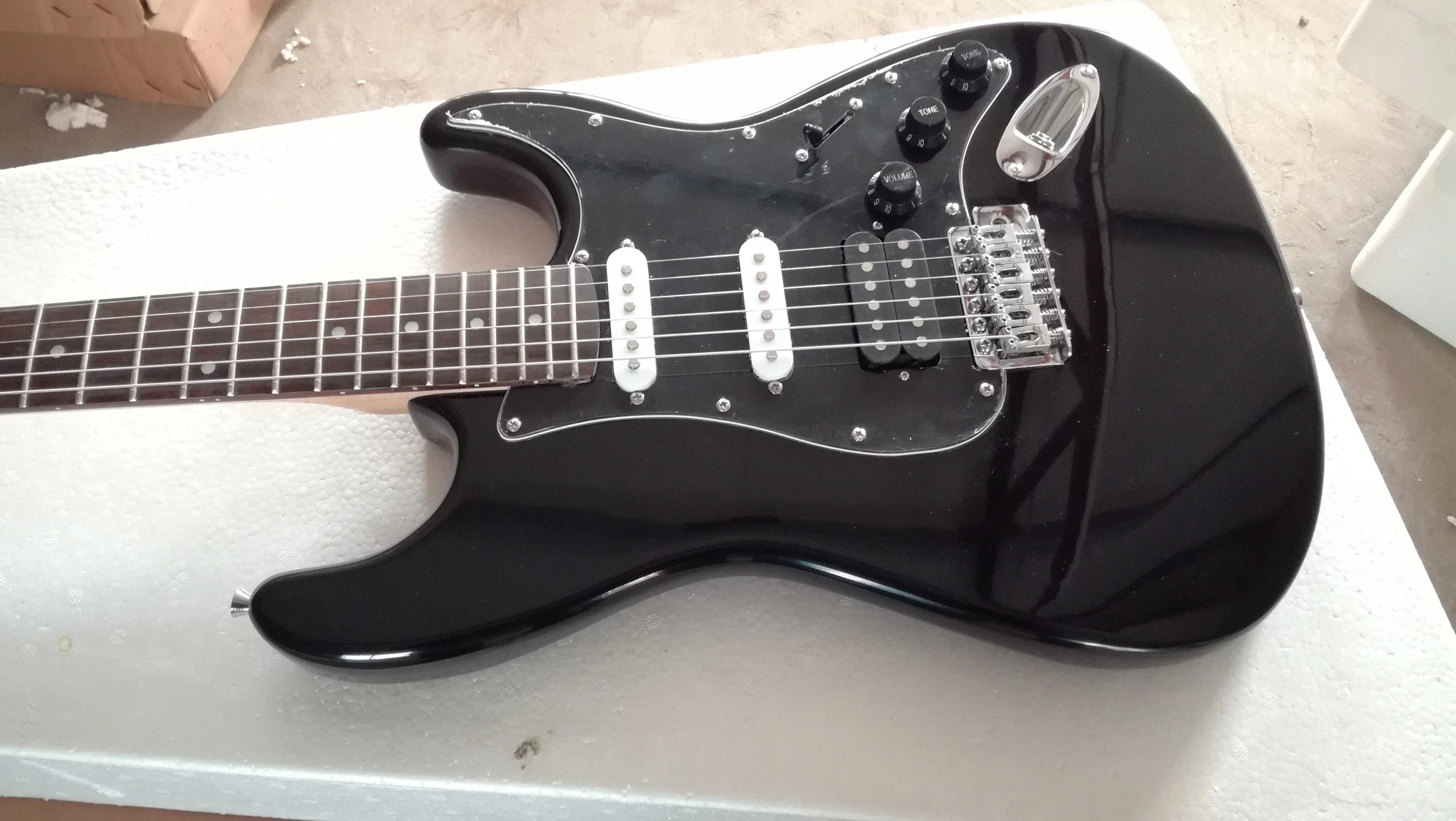 

High glossy black ssh pickups electric guitar