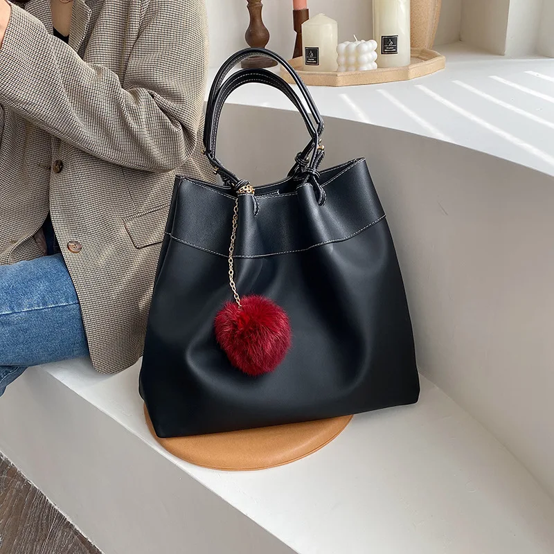 

Fur ball Women Handbag Female 2019 New Vintage Large Capacity Bag Retro Winter Fashion Famous Luxury Brand Tote Bag