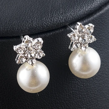

2019 New Fashion Korea Pearl Crystal Rhinstone Snow Flower Stud Earrings Earrings for women Brincos Earring Lovely Jewelry
