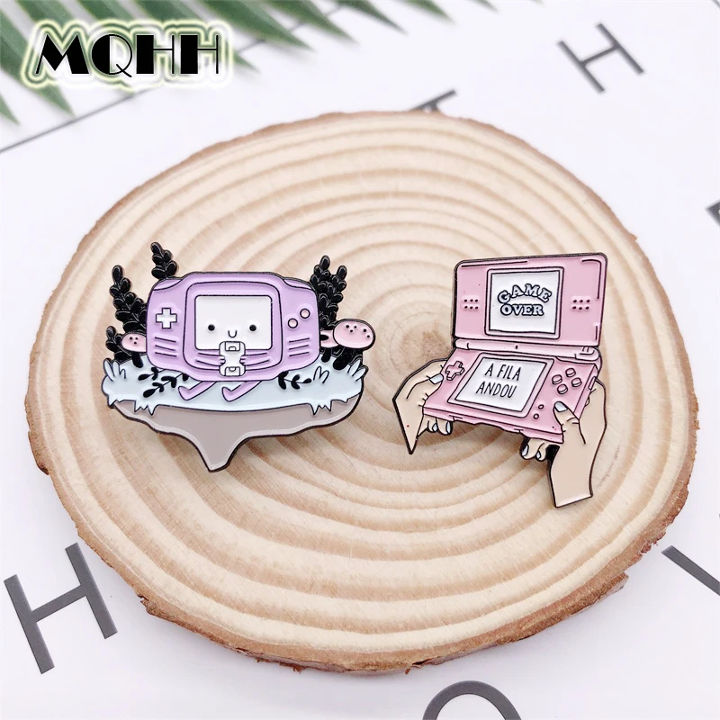 Мультяшная забавная брошь в форме игрока из игры с розовой эмалью значок сплава