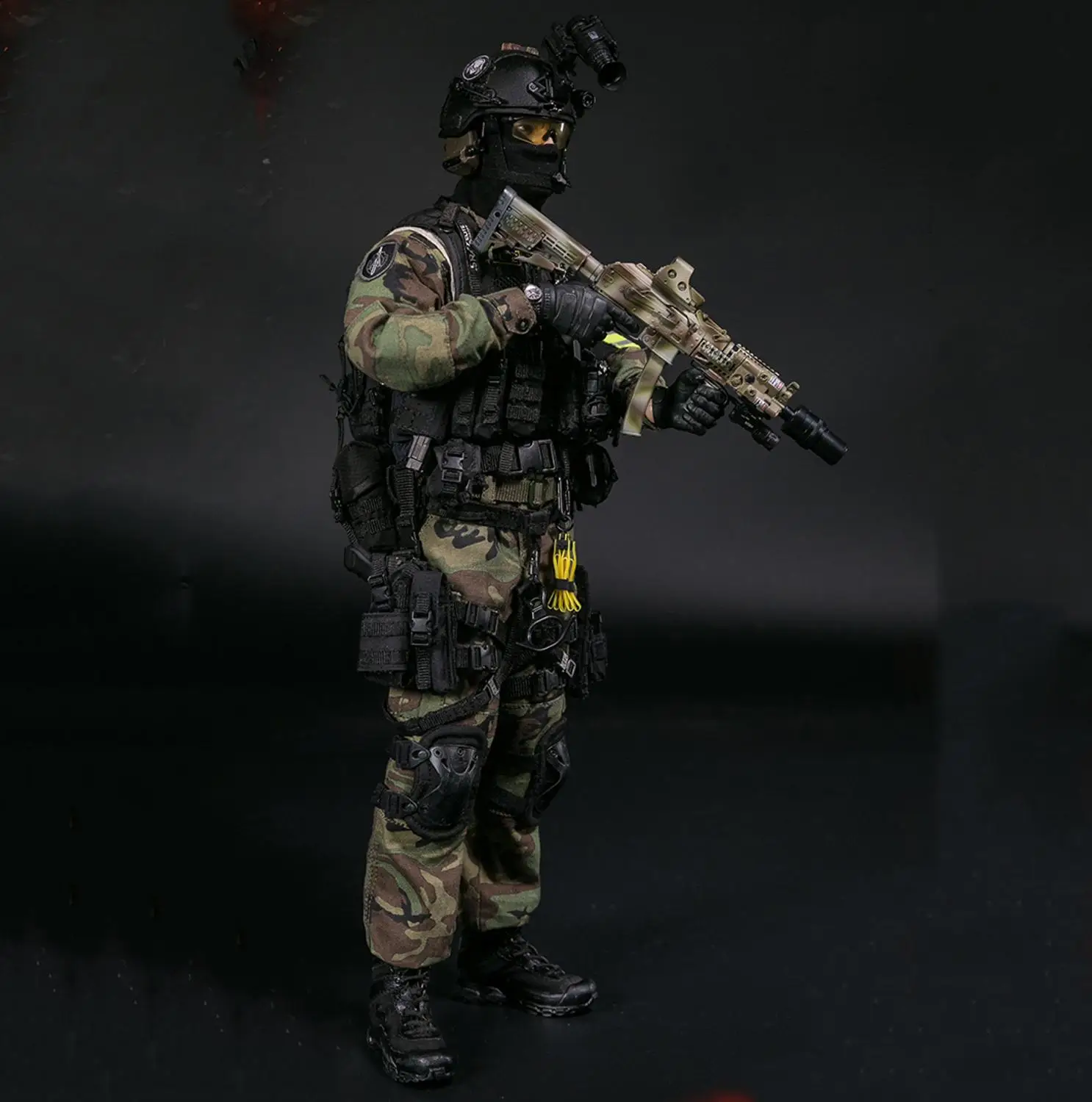 DAMTOYS DAM 78071 1//6 RUSSIAN SPETSNAZ FSB ALPHA GROUP St.Petersburg G17 Pistol