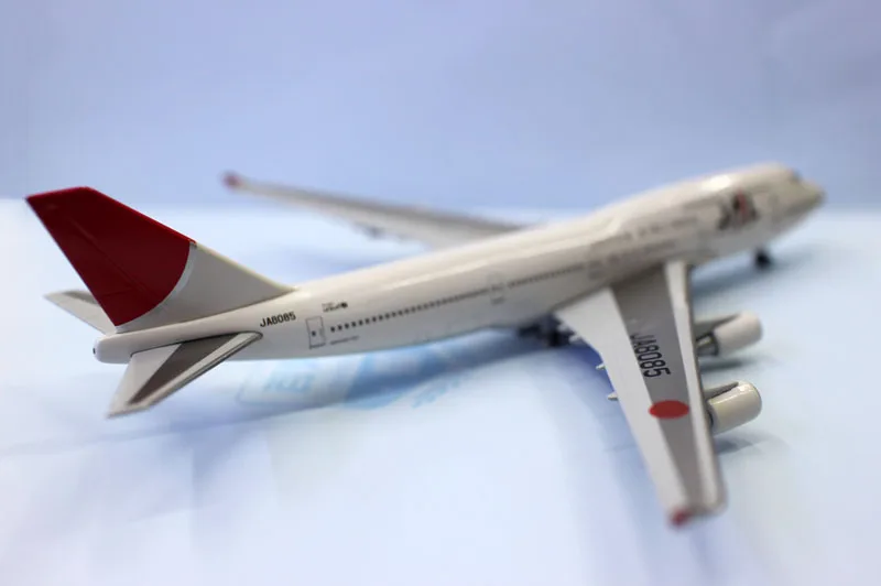 New 1/400 Scale Japan Airllines Booeing 747-300 JA8085