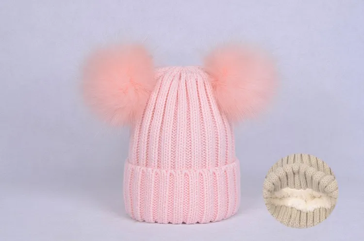 pink fleece Милая зимняя женская и детская вязаная шапочка с двойными помпонами, Детские шапочки для мальчиков и девочек, флисовые колпачки - Цвет: pink fleece