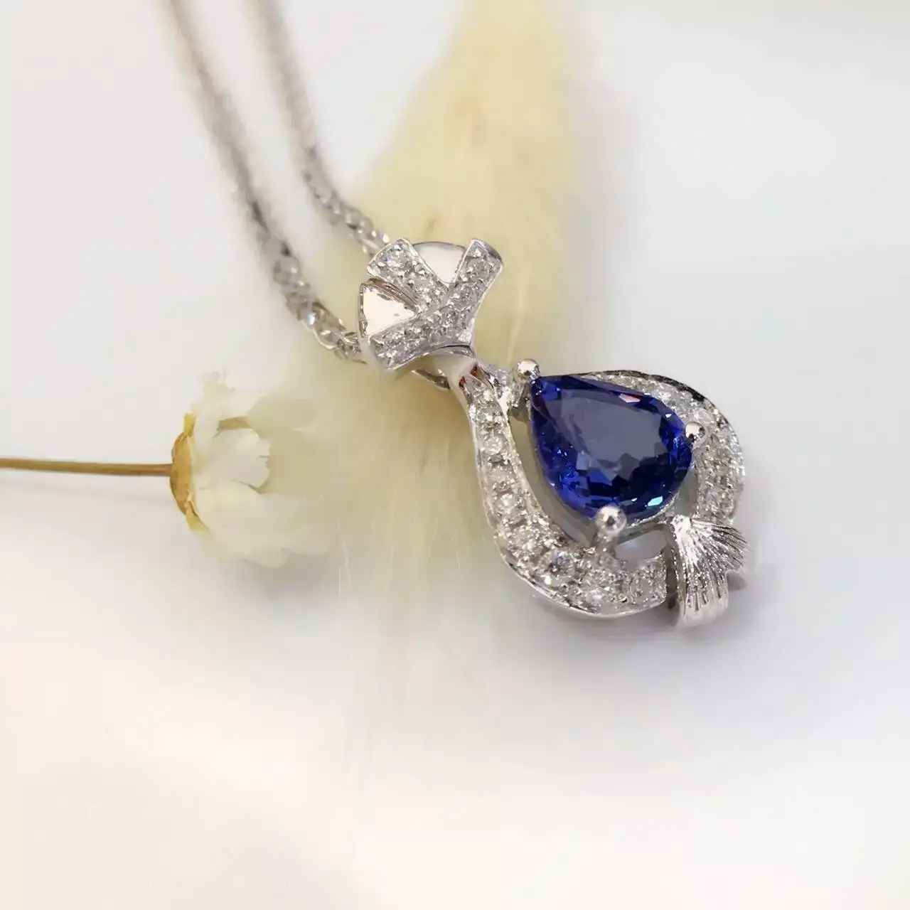 0.786ct+ 0.118ct 18K белое золото натуральный сапфир и кулон ожерелье с бриллиантами инкрустированные Прямая с фабрики ювелирные изделия