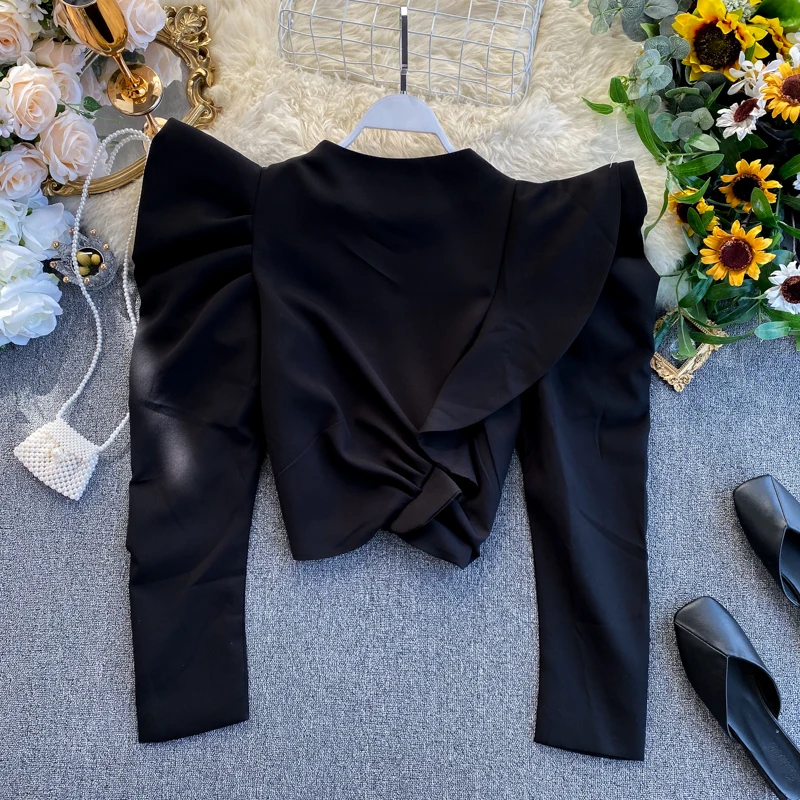 Женская куртка с оборками ALPHALMODA короткая приталенная длинными рукавами на