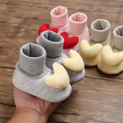 Chaussures plates d'hiver pour bébés filles et garçons, chaussures chaudes à semelles souples et montantes avec décor de cœur pour bébés filles et garçons, chaussures d'amour pour tout petits 