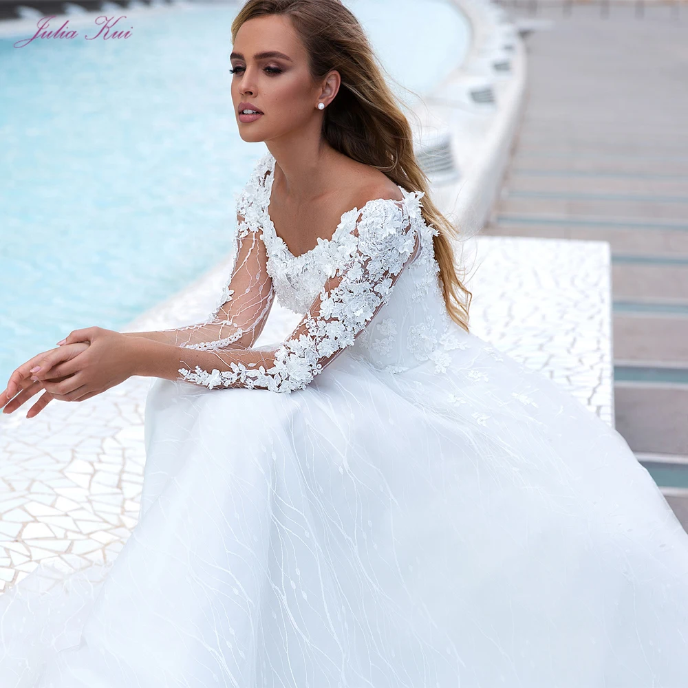 

Julia Kui Scoop A-Line Wedding Dress With Long Sleeves Vintage 3D Appliques Flowers And Beaded Pearls Unique Lace Wedding Gowns