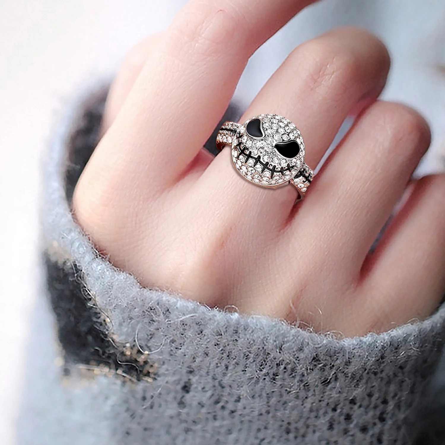 Fashion Luxurious Rhinestone Skull Finger Ring Jewelry for Chidren Adult Halloween Wedding Dinner Party Dating Halloween Costume