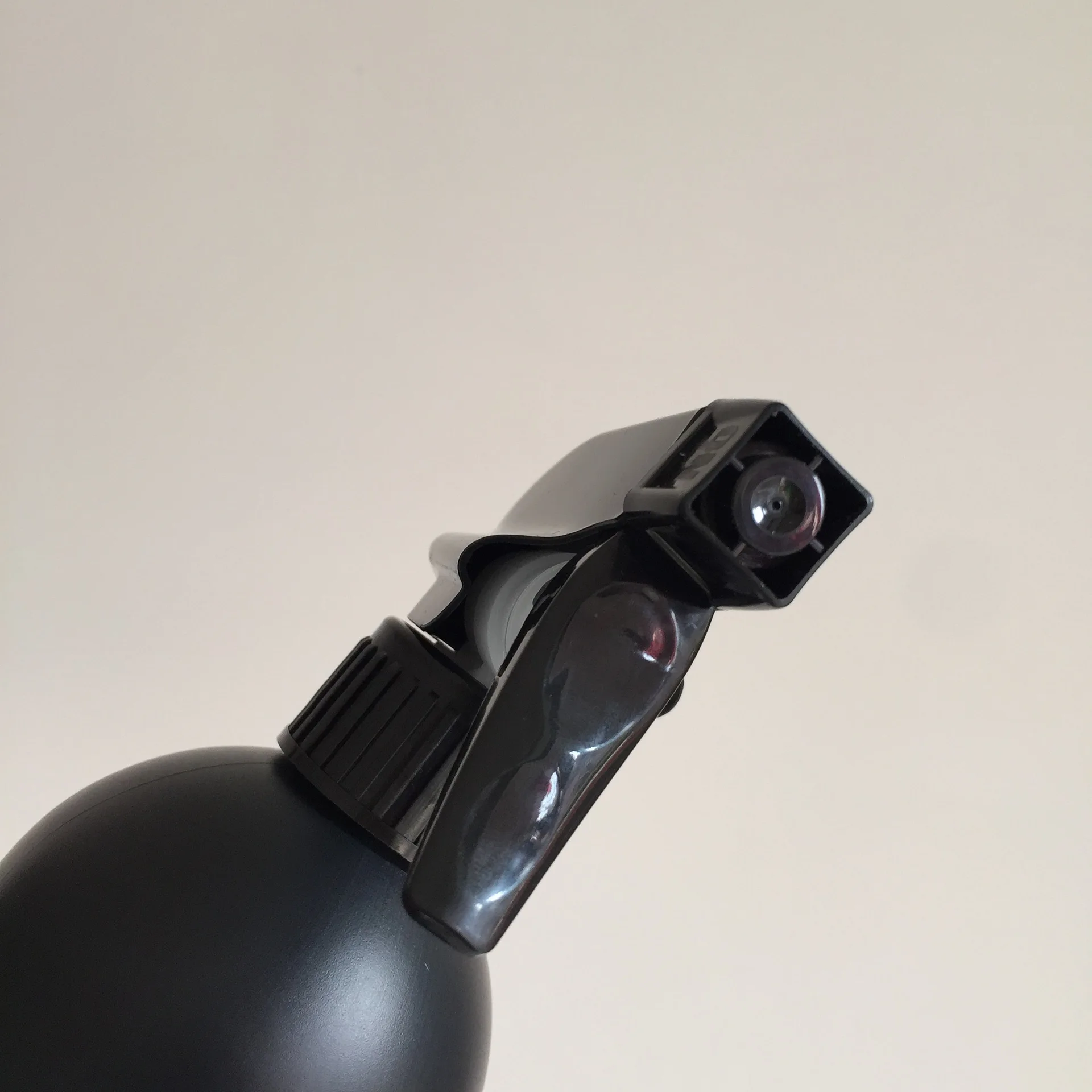 500ml-Empty-Spray-Bottle-Black-Plastic-Round-Shoulder-Design-Water-Sprayer-Refillable-Bottle-With-Mist-Sprayer.jpg