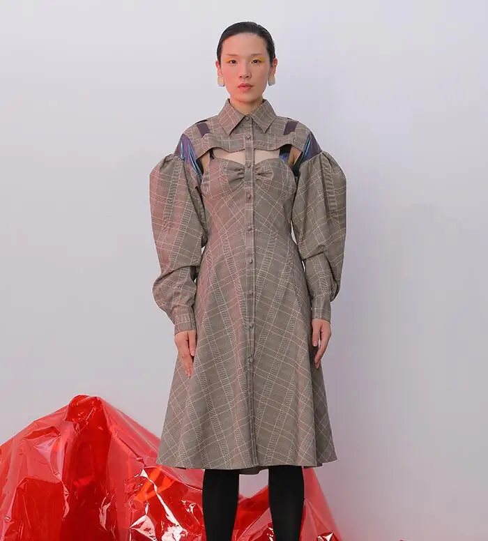 Longqibao Женская Осенняя ниша деконструкция поддельные двухсекционный костюм с открытой спиной пышные рукава британское клетчатое платье женское платье