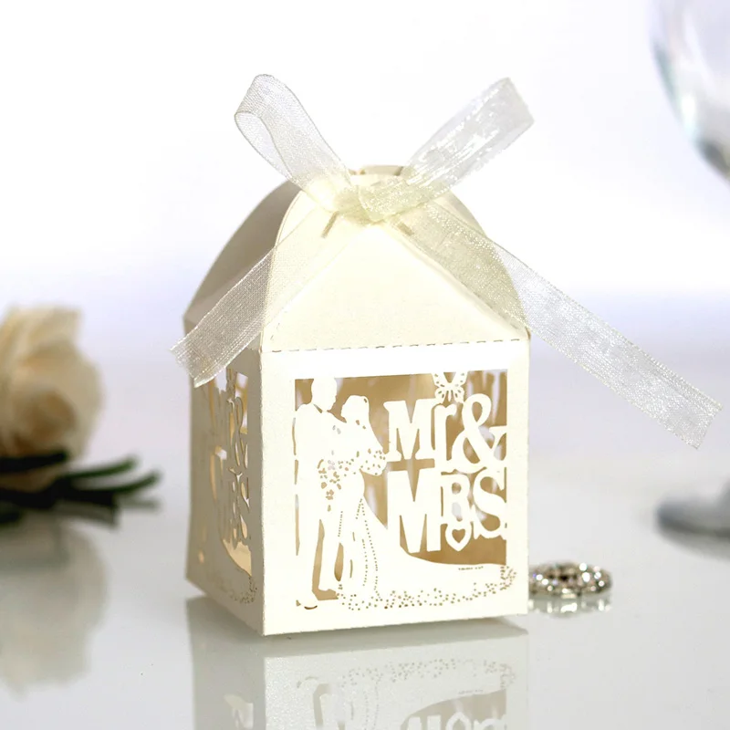 Бежевый 50pcs Laser Cut MR MRS Carriage Favor Gifts Candy Boxes with Ribbon Baby Shower Wedding Favors and Gifts Wedding Party Supplies - Цвет: Бежевый