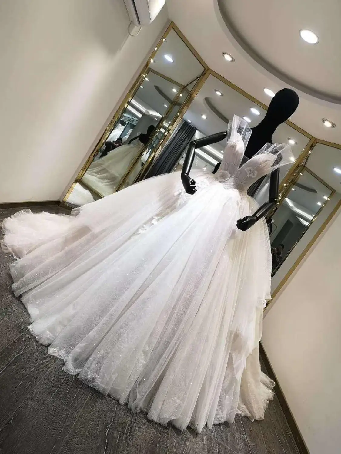 

Real Picture Sparkly V-Neck Lace Wedding Dresses Long Sleeveless A-Line Tulle Bridal Gowns with Flower for Women