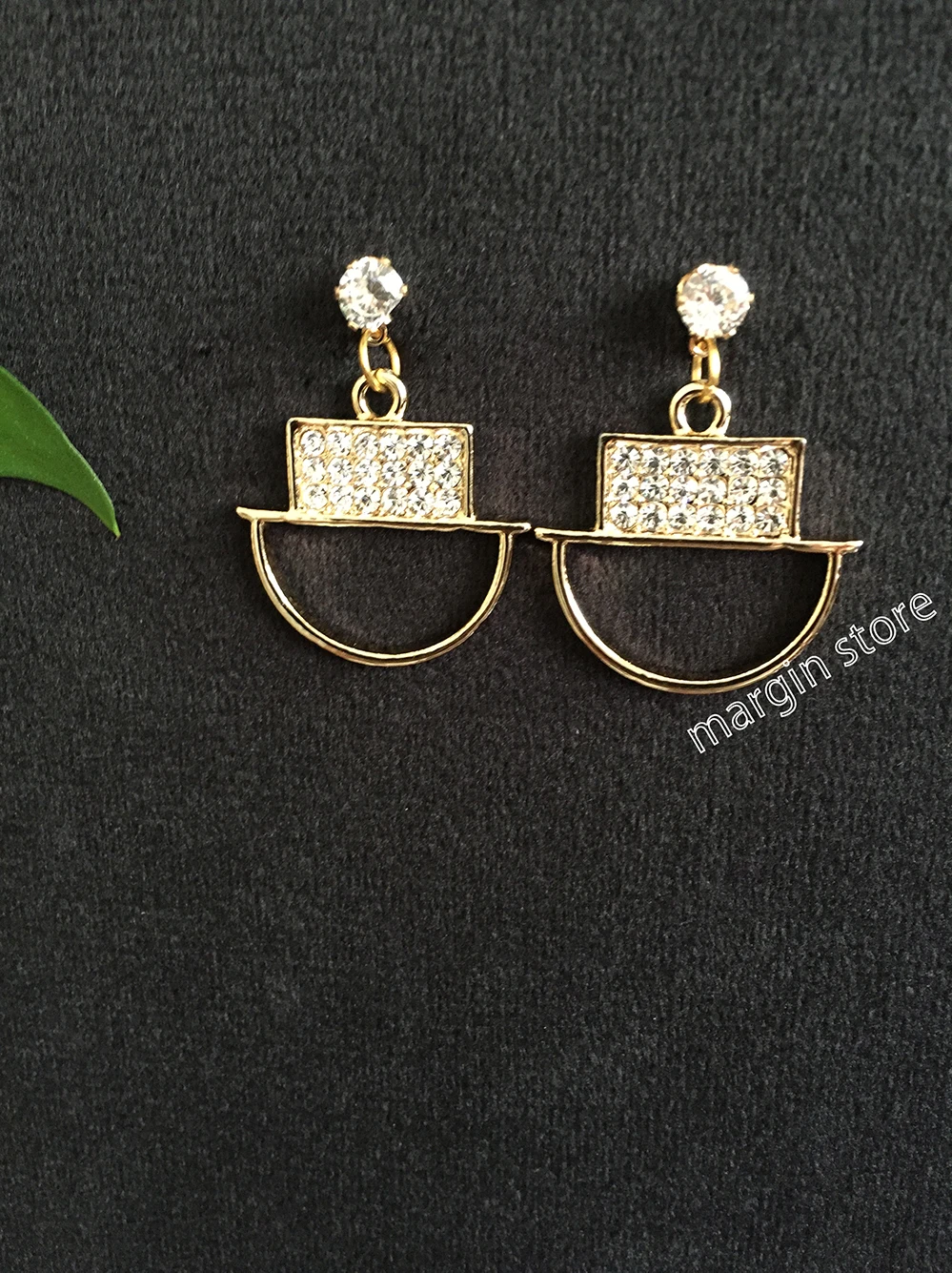 

Studded Irregular Graphic Semi-empty Gold Metal Earrings Jewelry