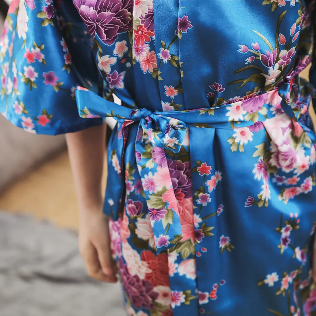 Зимняя одежда для малышей Детская одежда для девочек с цветочным рисунком Шелковый атласное кимоно; наряд, одежда для сна, одежда для маленьких девочек мягкие банные халаты халат