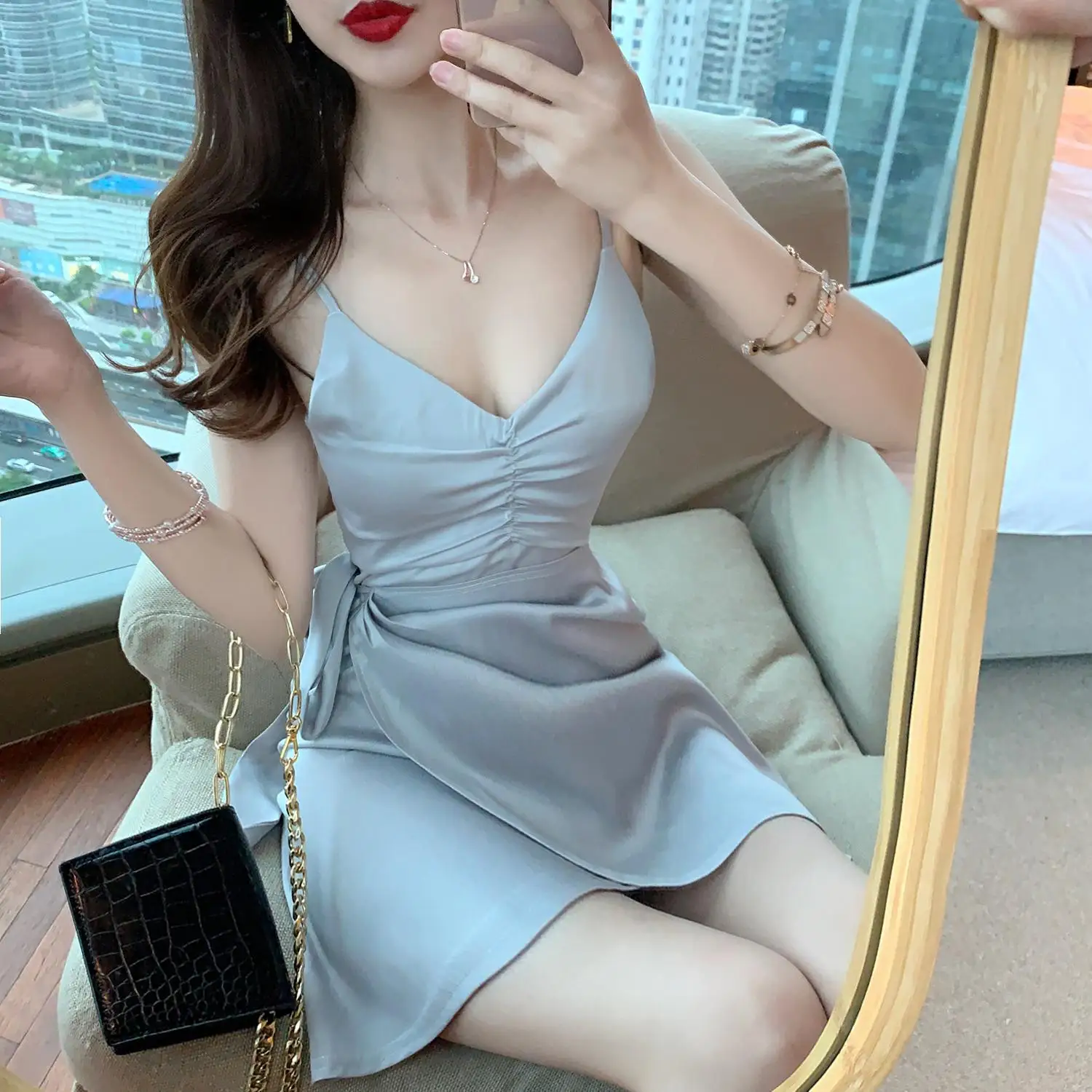 Женское атласное платье на бретельках Привлекательное с V образным вырезом и