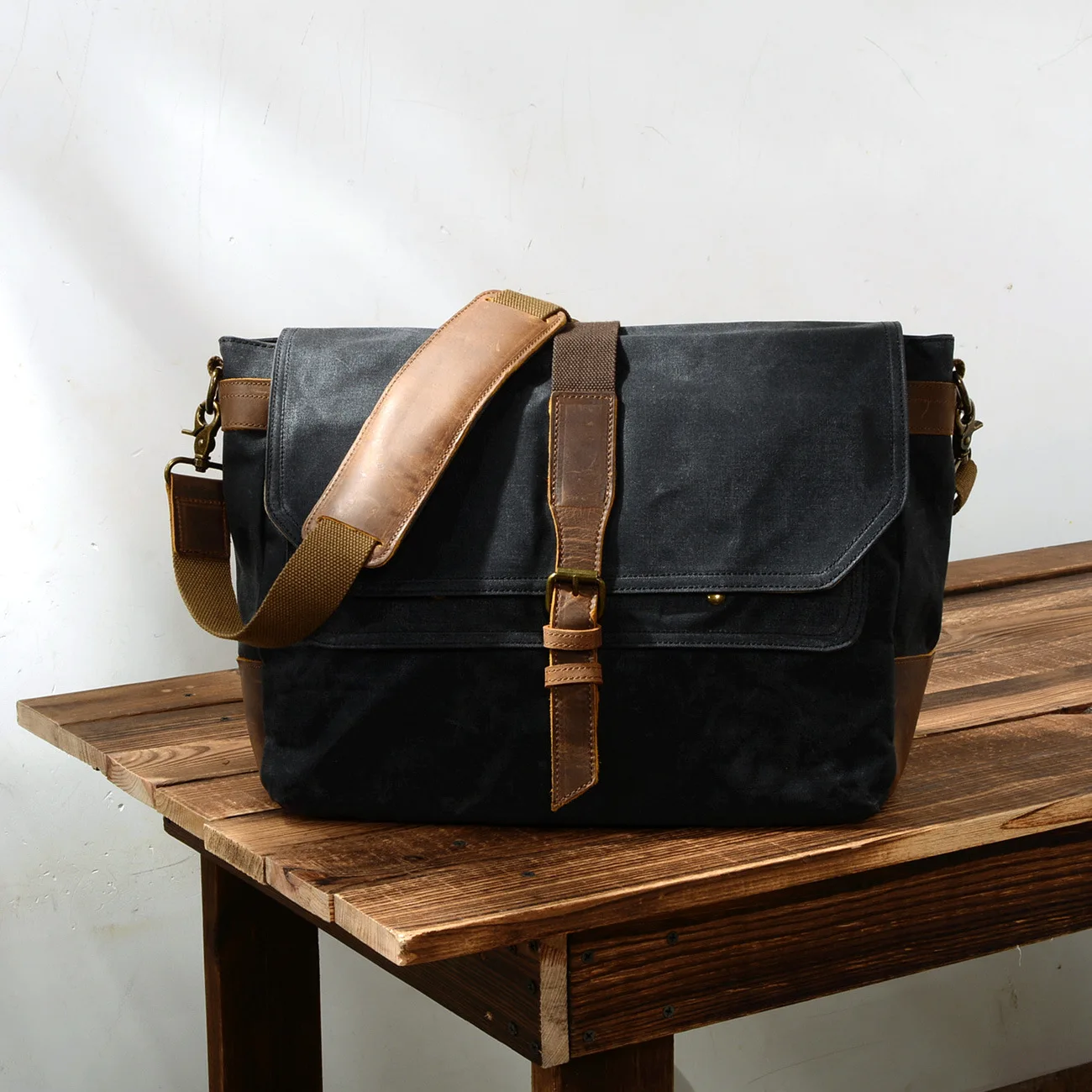 

Unisex Waterproof Canvas Shoulder Bag Retro Casual Large Capacity Computer Bag