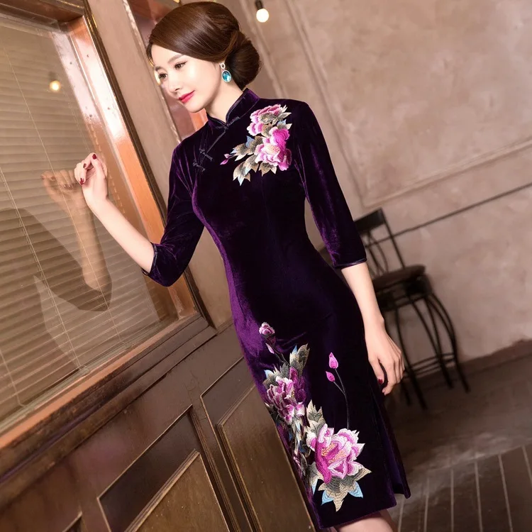 

new high-grade improved cheongsam skirt Chinese fashion embroidery slim elastic velvet cheongsam short embroidery